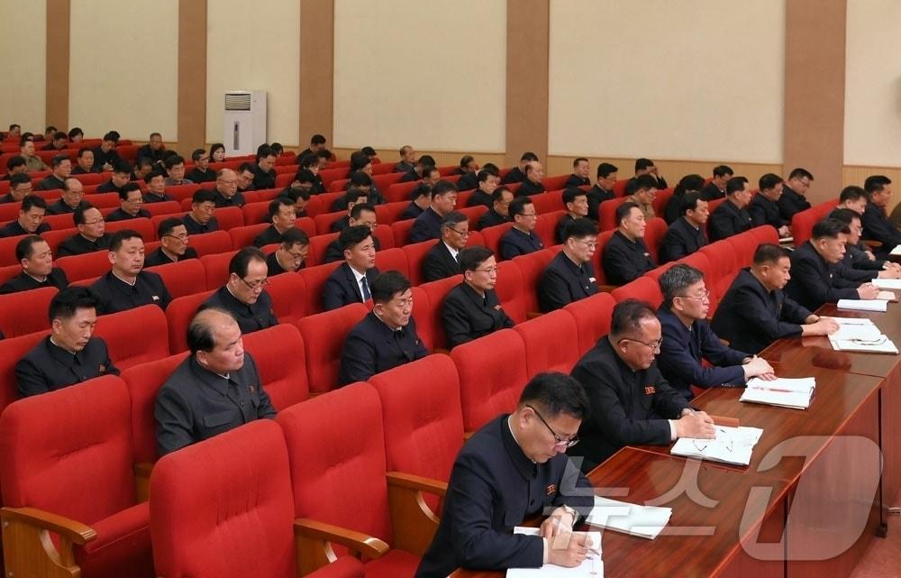 본문 이미지 - (평양 노동신문=뉴스1) = 북한 노동당 기관지 노동신문은 8일 "경애하는 김정은 동지께서 최고인민회의 제15기 제1차 회의에서 하신 역사적인 시정연설에 제시된 강령적 과업을 철저히 관철하기 위한 철도성·육해운성·평양건설위원회·국가과학원·문화성·체육성 당위원회 전원회의 확대회의들이 진행됐다＂고 보도했다. [국내에서만 사용가능. 재배포 금지. DB 금지. For Use Only in the Republic of Korea. Redistribution Prohibited] rodongphoto@news1.kr