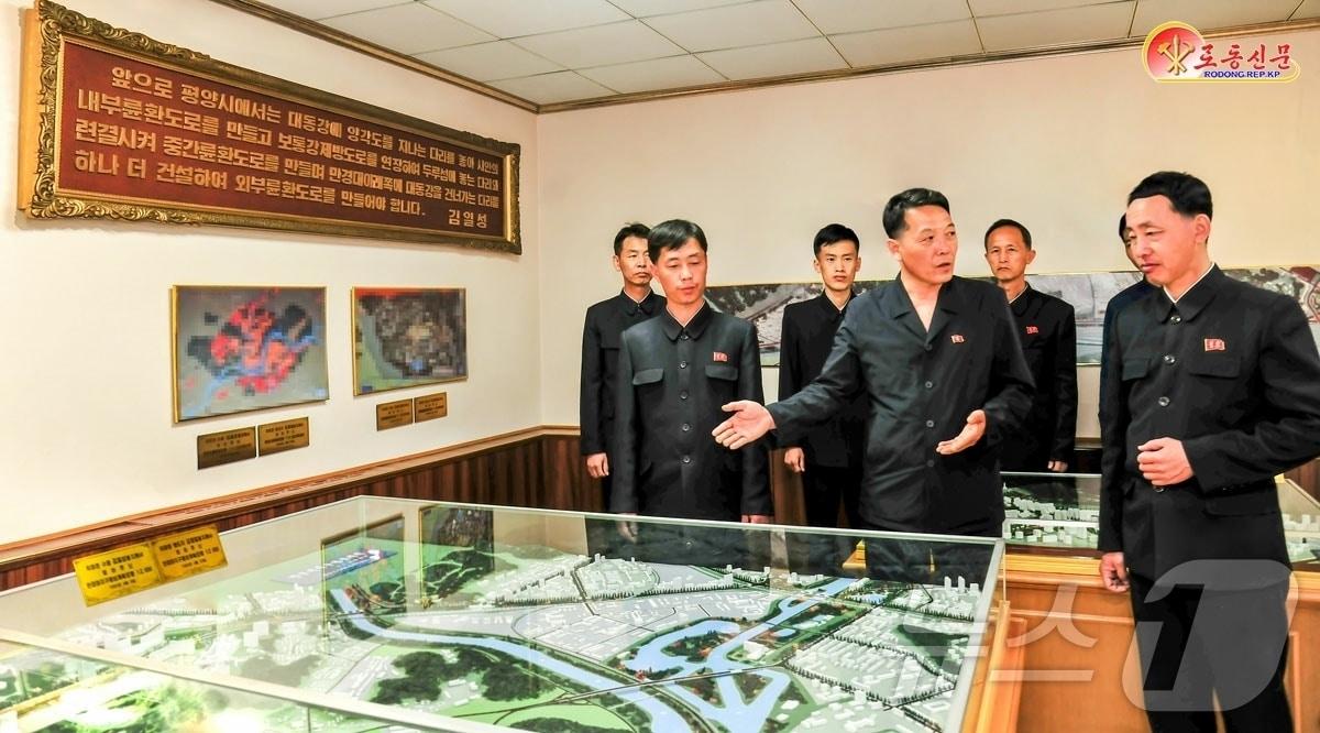 본문 이미지 - (평양 노동신문=뉴스1) = 북한 노동당 기관지 노동신문은 8일 평양도시계획설계연구소에서 "위대한 수령님(김일성)께서 수도 건설에 쌓으신 불멸의 업적을 깊이 체득하고 있다"라고 선전했다. [국내에서만 사용가능. 재배포 금지. DB 금지. For Use Only in the Republic of Korea. Redistribution Prohibited] rodongphoto@news1.kr