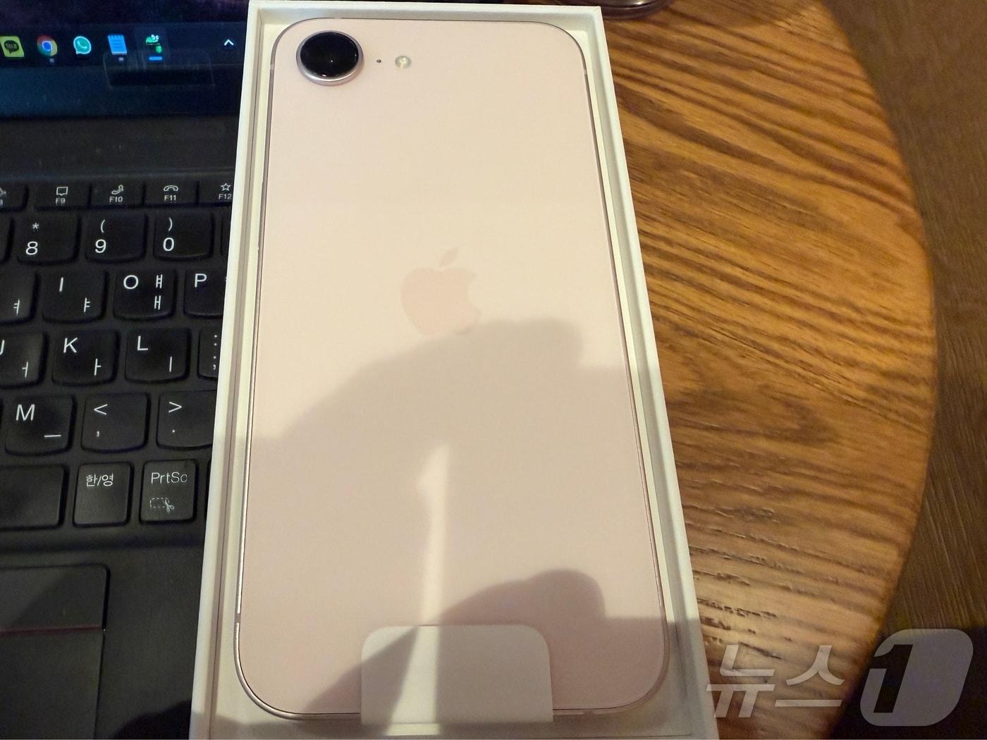 본문 이미지 - 애플 아이폰 17e. 2026.04.11 ⓒ 뉴스1 김민수 기자