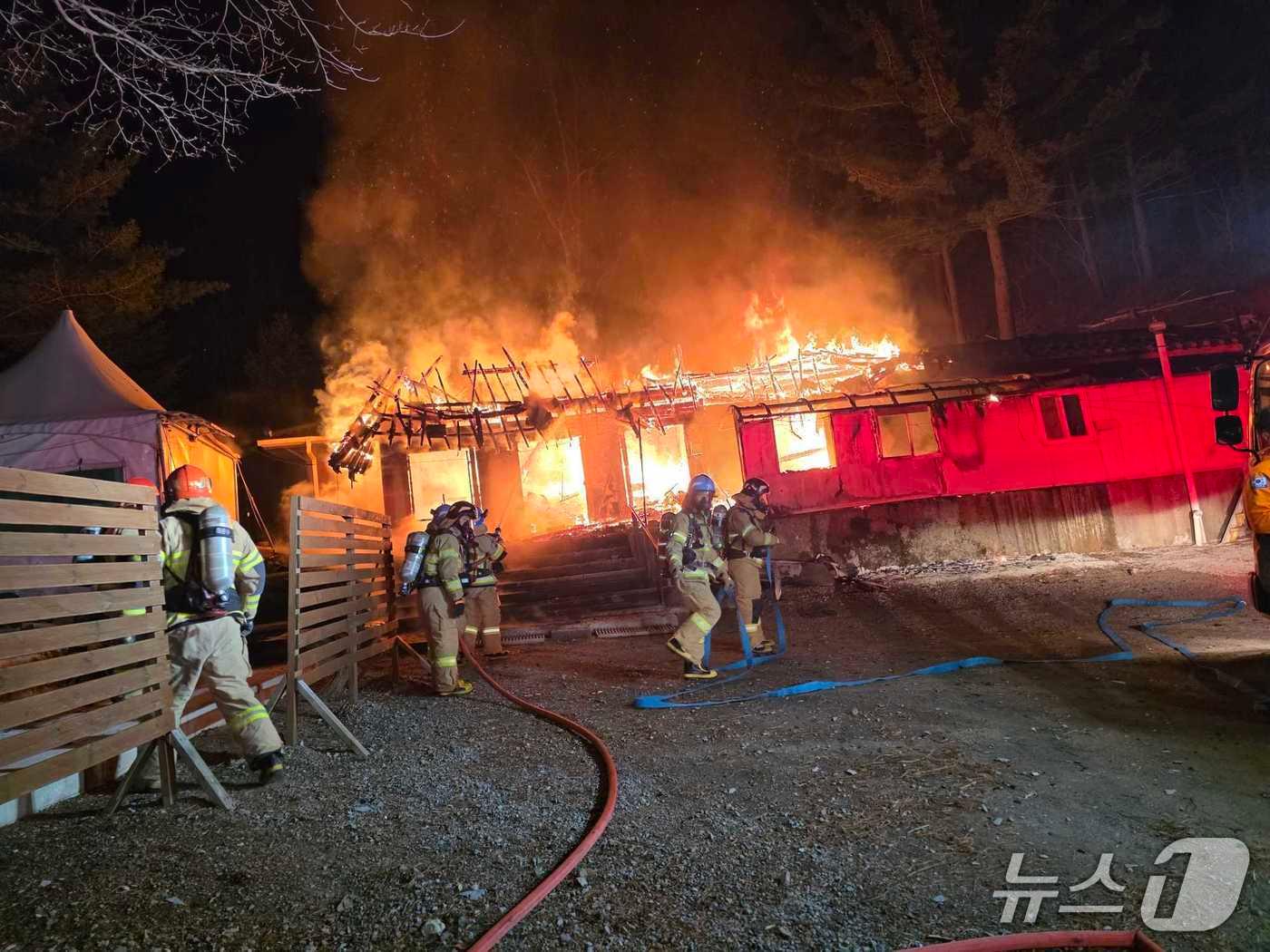 본문 이미지 - 강원 태백 혈동의 한 사찰 주택 화재 현장.(강원도소방본부 제공, 재판매 및 DB금지)