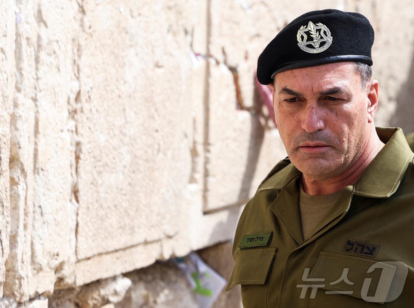 본문 이미지 - 에얄 자미르 이스라엘군(IDF) 참모총장이 3월 5일 예루살렘 구시가지에 위치한 유대교에서 가장 신성한 기도지인 통곡의 벽을 방문하고 있다. 2026.3.5 ⓒ 로이터=뉴스1