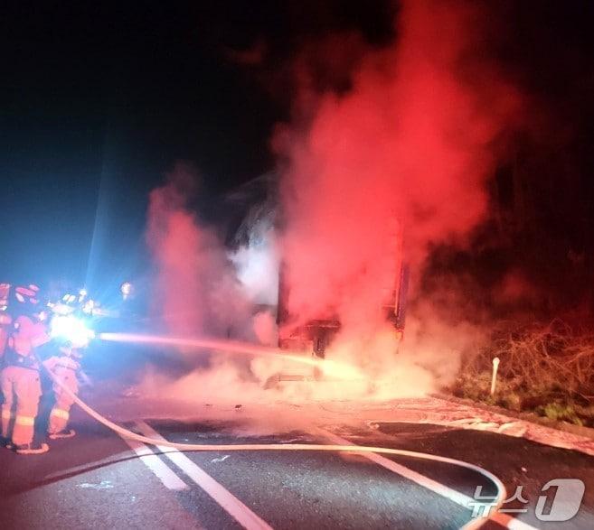 본문 이미지 - 7일 오후 9시 21분쯤 충북 영동군 황간면 소계리 경부고속도로 상행선 황간 나들목 인근을 지나던 탱크로리에서 불이 났다. (충북소방본부  제공. 재판매 및 DB금지) 