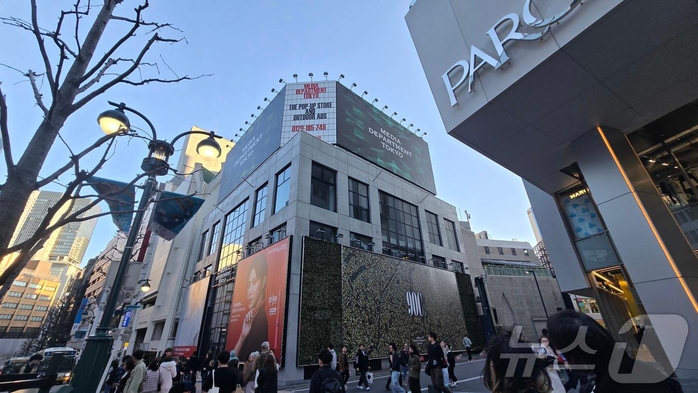 본문 이미지 - 지난 4일 도쿄 시부야 근처 무신사 팝업 스토어가 예정된 건물 앞을 지나가는 사람들. 무신사는 오는 10일부터 '2026 무신사 도쿄 팝업 스토어'를 개최한다. ⓒ 뉴스1 최소망