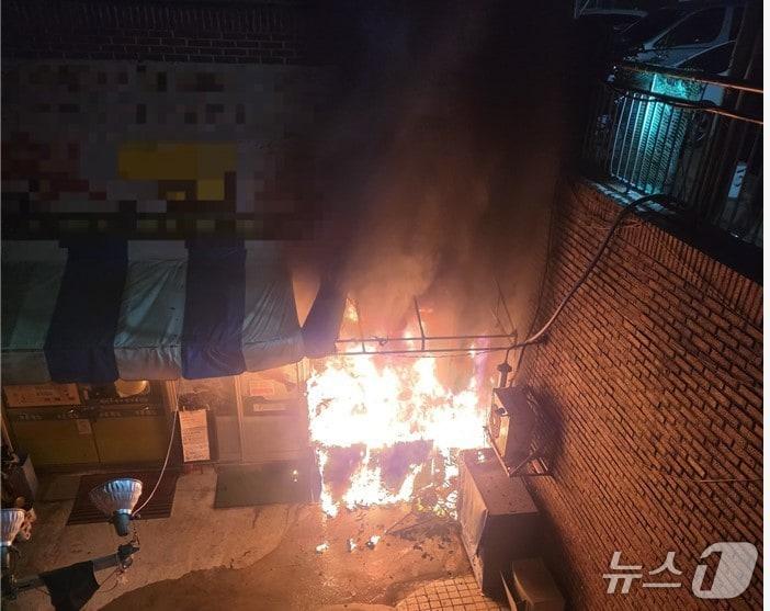 본문 이미지 - 8일 0시 52분쯤 경북 구미시 남통동의 식당 수조 냉각기에서 불이나 화염이 치솟고 있다.(경북소방본부 제공. 재판매 및 DB 금지)2026.4.8/뉴스1