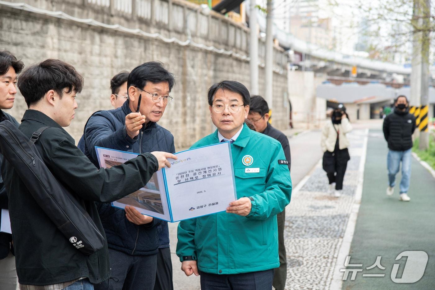 본문 이미지 - 지난달 31일 윤일현 금정구청장이 온천천 일대를 찾아 체육시설 교체 현장을 점검하고 있다.(금정구 제공. 재판매 및 DB금지)
