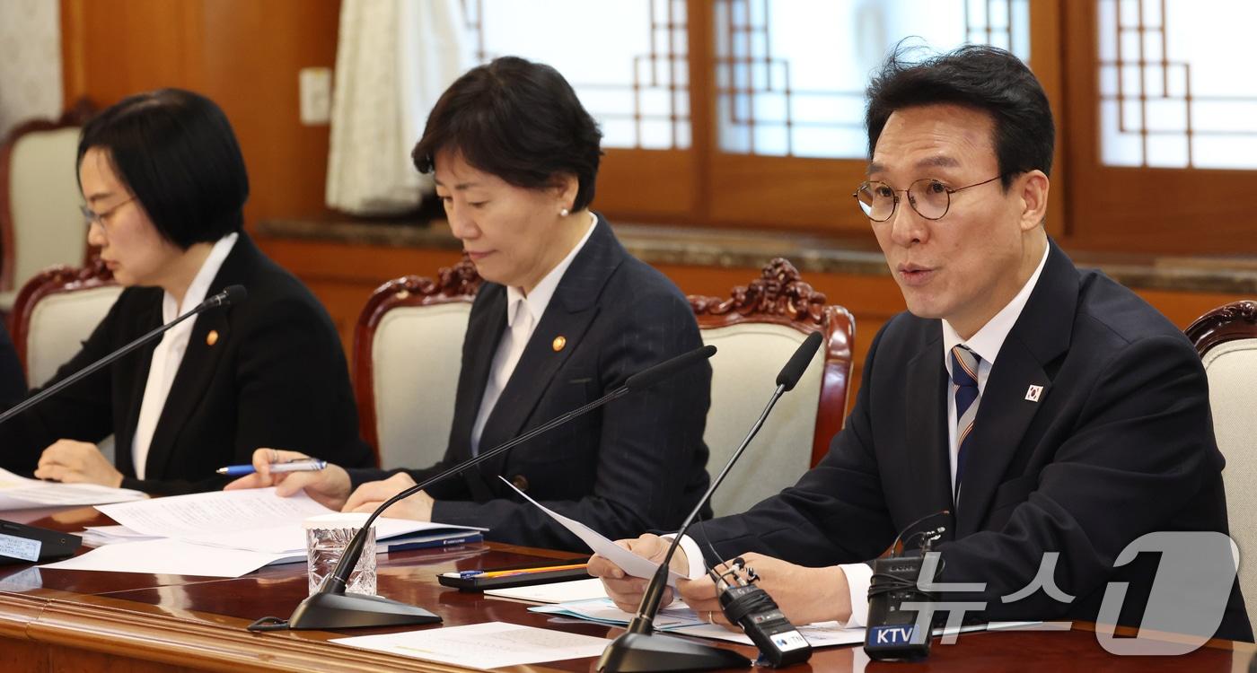 본문 이미지 - 김민석 국무총리가 8일 오전 서울 종로구 세종대로 정부서울청사에서 열린 비상경제본부회의에서 모두 발언을 하고 있다. 2026.4.8 ⓒ 뉴스1 김명섭 기자