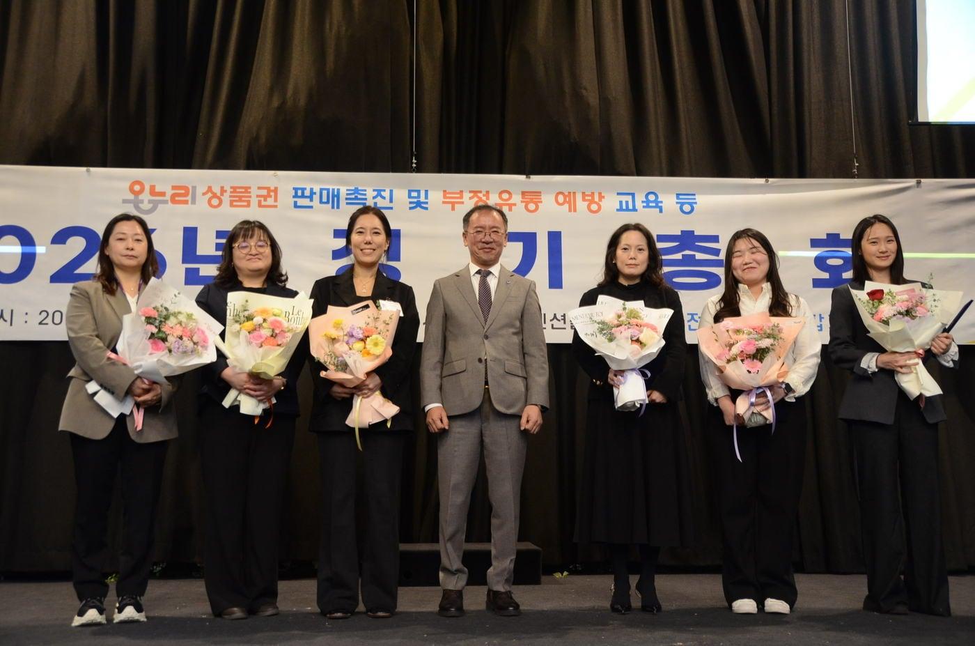 본문 이미지 - 지역 상인단체로부터 표창을 받은 소진공 직원들 (소진공 제공)