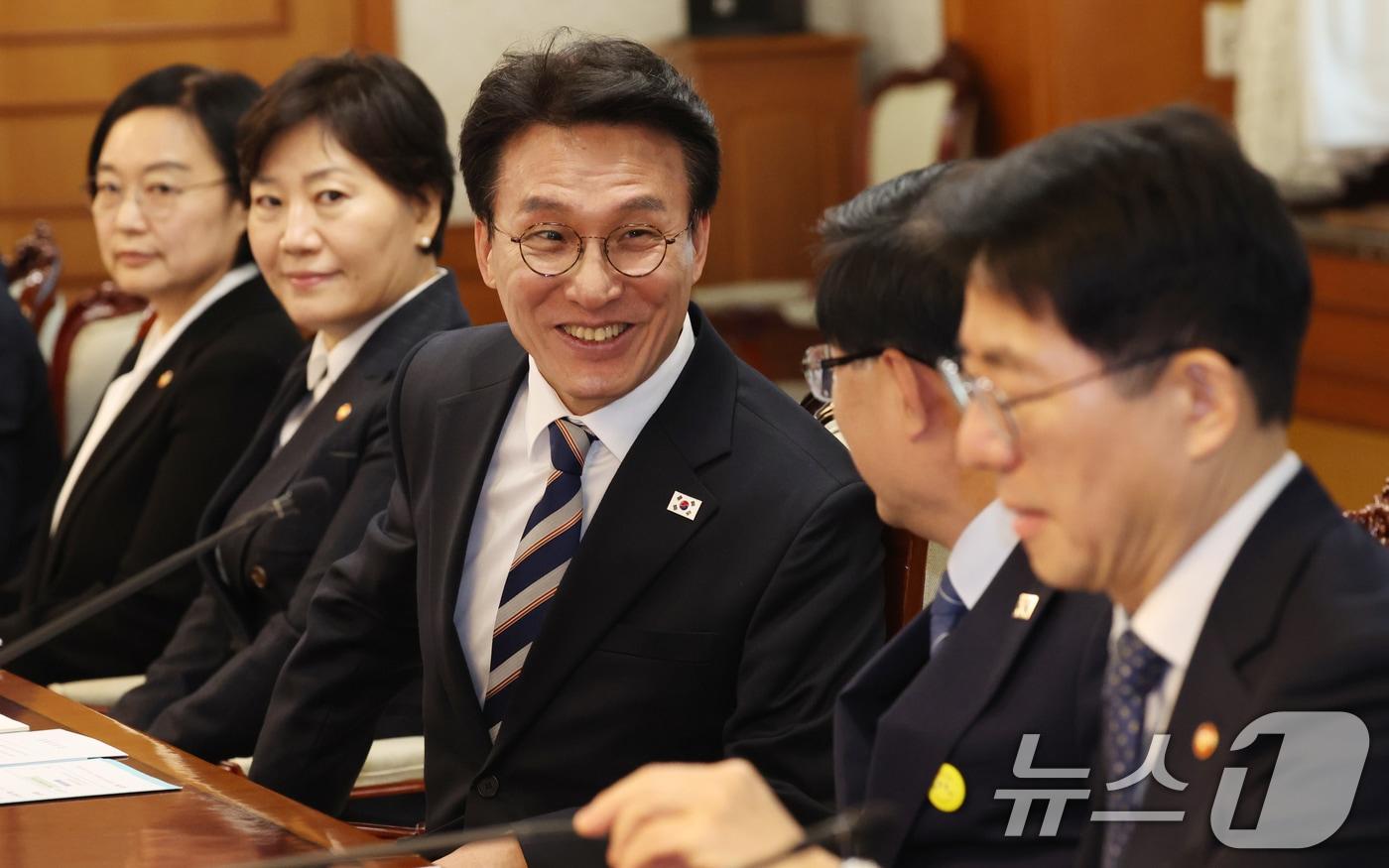 본문 이미지 - 김민석 국무총리와 김성환 기후에너지환경부 장관이 서울 종로구 세종대로 정부서울청사에서 열린 비상경제본부회의에 참석하며 인사를 하고 있다. 2026.4.8 ⓒ 뉴스1 김명섭 기자