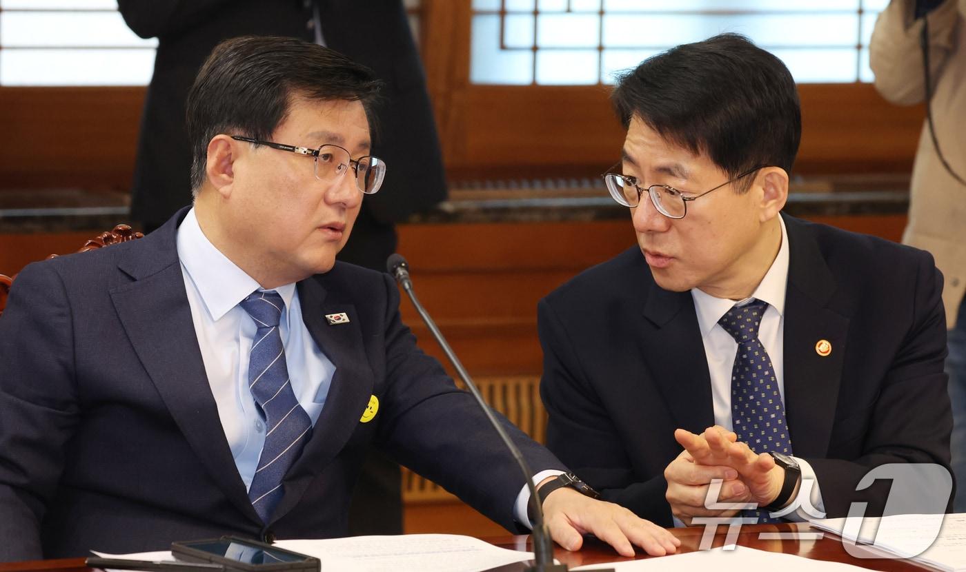 본문 이미지 - 김성환 기후에너지환경부 장관(왼쪽)과 황종우 해양수산부 장관이 8일 오전 서울 종로구 세종대로 정부서울청사에서 열린 비상경제본부회의에서 대화를 하고 있다. 2026.4.8 ⓒ 뉴스1 김명섭 기자
