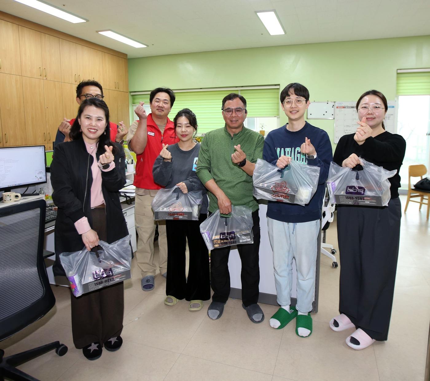 본문 이미지 - BBQ가 사회복지시설 ‘성애원’을 방문해 사회복지사 30여 명과 아동 50여 명에게 황금올리브치킨 닭다리와 사이드 메뉴로 구성된 치킨을 전달했다.(BBQ 제공)