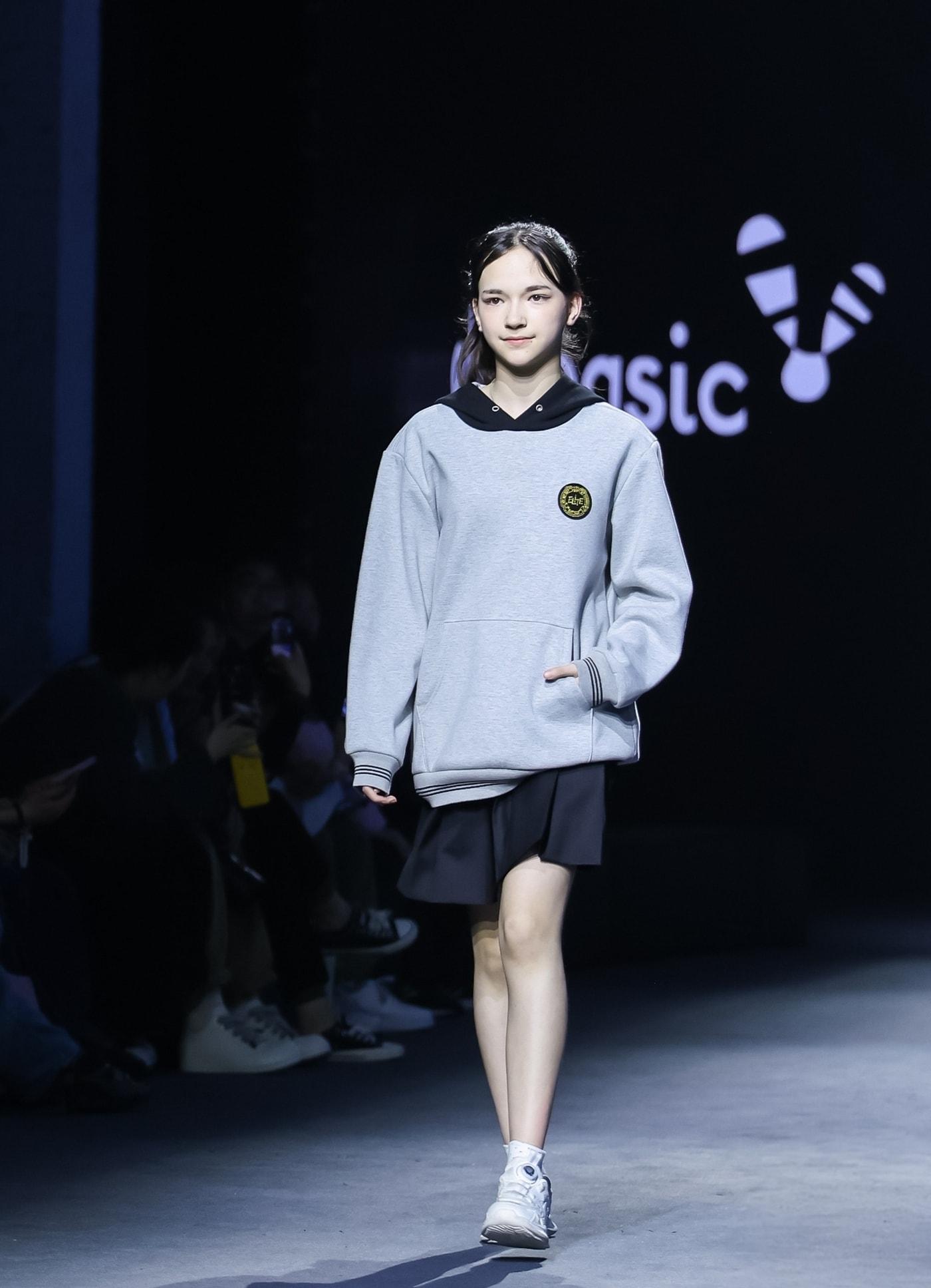 본문 이미지 - 엘리트학생복은 중국에서 개최된 '2026 상하이 패션위크' 키즈 패션쇼에 참가했다고 8일 밝혔다(형지엘리트 제공)