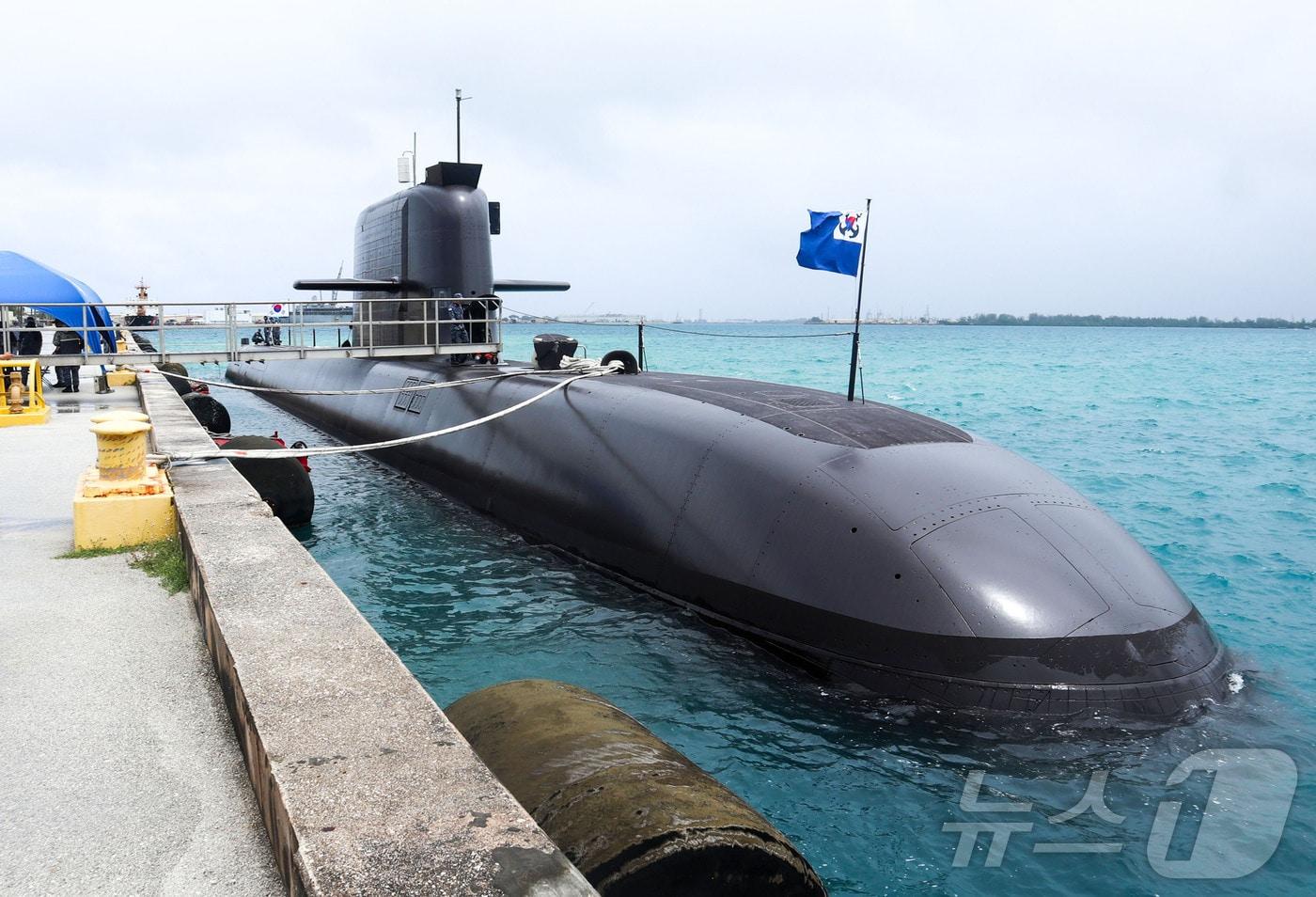 본문 이미지 - 해군은 한국·캐나다 해군 연합협력훈련 참가를 위해 지난 3월 25일 진해군항을 출항한 도산안창호함이 캐나다로 이동 중 군수적재를 위헤 7일(현지시간) 미국 괌 해군기지에 입항했다고 8일 밝혔다. 사진은 미국 괌 해군기지에 입항한 대한민국 도산안창호함의 모습. (해군 제공. 재판매 및 DB 금지) 2026.4.8 ⓒ 뉴스1