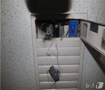 본문 이미지 - 불에 탄 제연설비.(인천소방본부 제공. 재배포 및 DB금지)2026.4.8/뉴스1