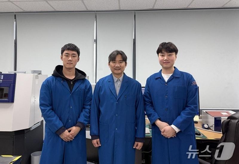 본문 이미지 - 왼쪽부터 KAIST 김연규 박사과정, 홍승범 교수, 박건우 석·박사통합과정생(KAIST 제공) /뉴스1