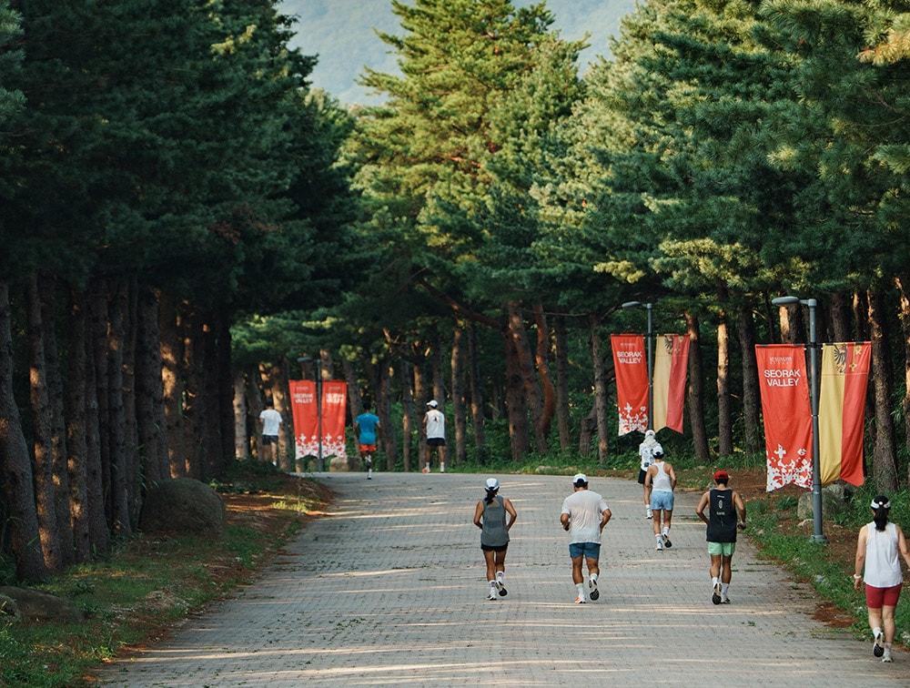 본문 이미지 - 설악밸리 리조트 내에서 투숙객들이 러닝을 즐기고 있다.(이랜드파크 제공)