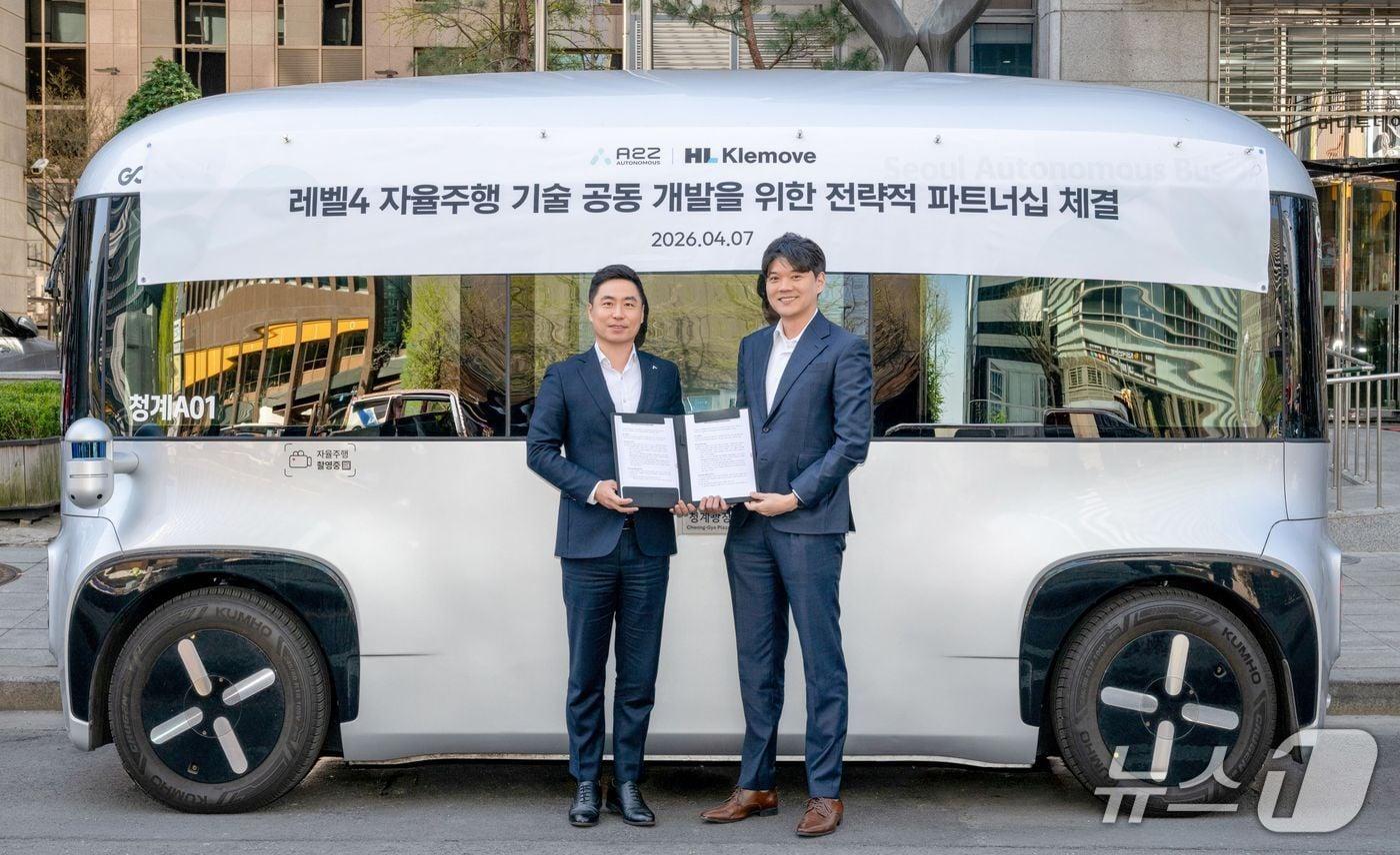 본문 이미지 - HL클레무브 이윤행 사장(오른쪽)과 에이투지 한지형 사장(왼쪽)이 자율주행 셔틀 ‘로이(ROii)’ 앞에서 기념 촬영을 하고 있다