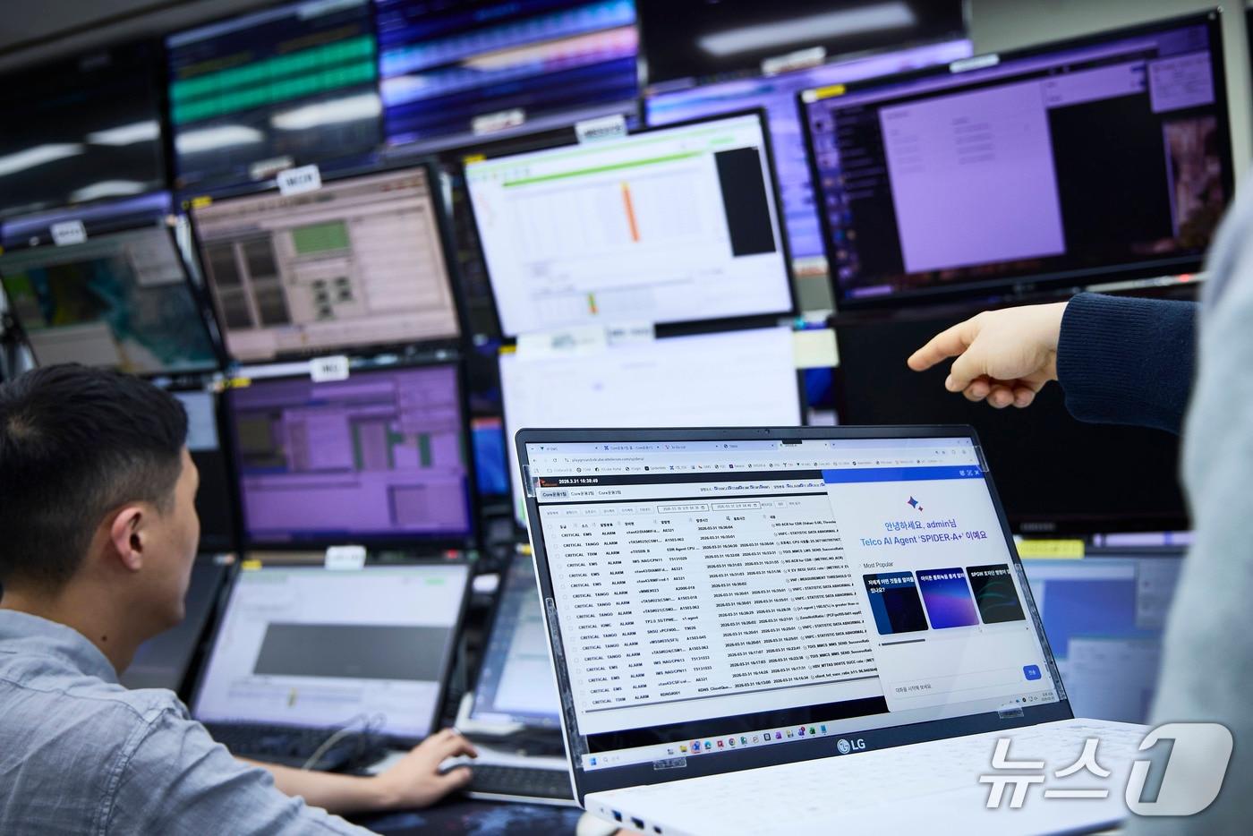 본문 이미지 - 사진은 스파이더를 통해 벚꽃 축제 상황을 관리 중인 모습. (SK텔레콤 제공)