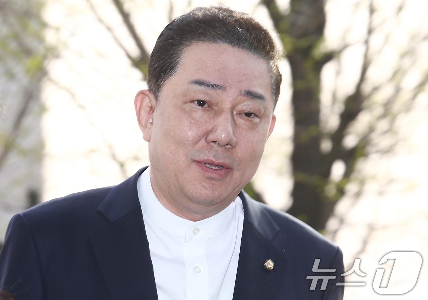 본문 이미지 - 비위 의혹으로 수사를 받고 있는 김병기 무소속 의원이 8일 오전 피의자 신분으로 조사를 받기 위해 서울 마포구 서울경찰청 공공범죄수사대에 출석하고 있다. 2026.4.8 ⓒ 뉴스1 김민지 기자