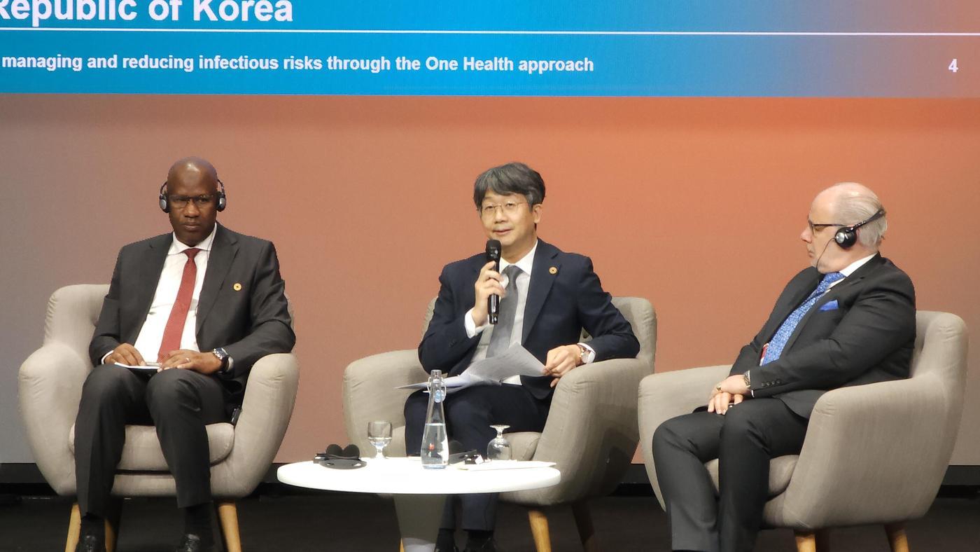 본문 이미지 - 임승관 질병관리청장이 7일(현지시간) 프랑스 리옹에서 열린 원헬스 정상회의 장관급 패널토의에 패널로 참여해 발언하고 있다.(질병청 제공)