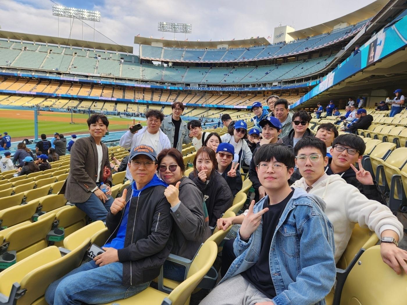 본문 이미지 - 지난 메이저리그 직관 컨셉투어 단체 사진(모두투어 제공)