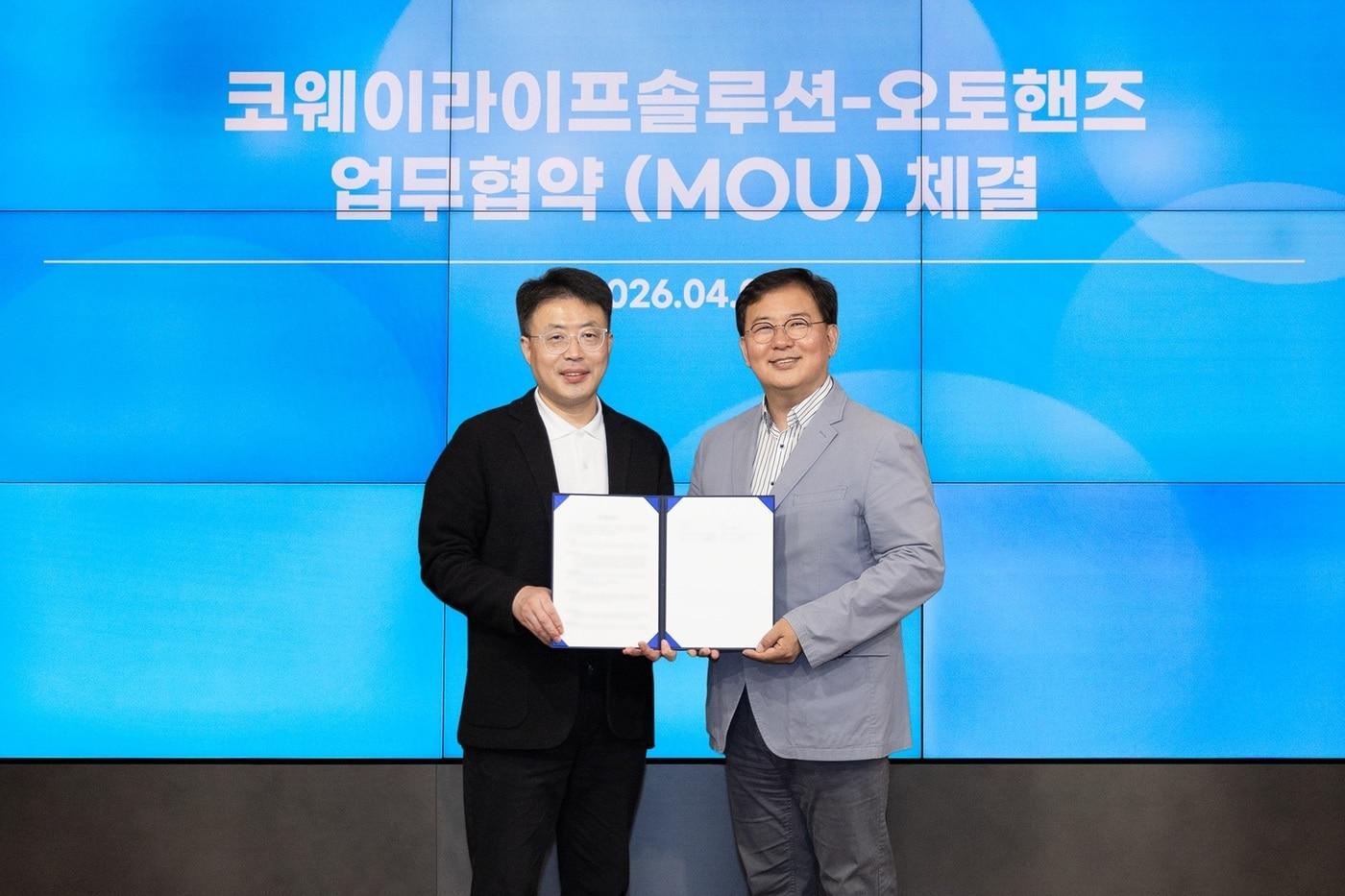 본문 이미지 - 실버케어 전문 기업 '코웨이라이프솔루션'(코라솔)은 모빌리티 서비스 기업 오토핸즈와 고객 서비스 제휴를 위한 업무협약을 체결했다고 8일 밝혔다.(코웨이라이프솔루션 제공)