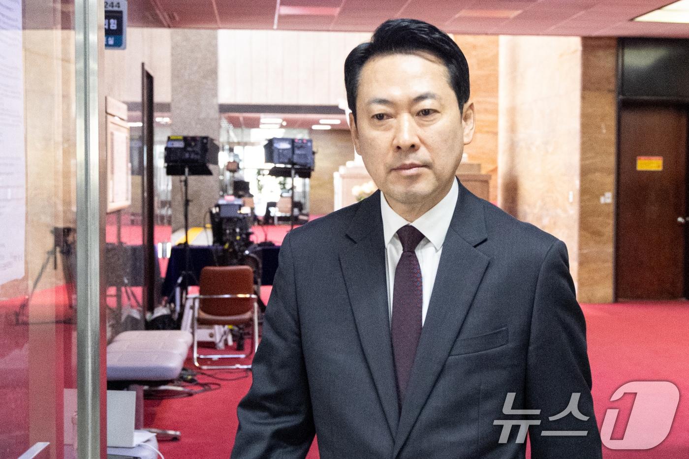 본문 이미지 - 장동혁 국민의힘 대표가 8일 서울 여의도 국회 당대표실로 향하고 있다. 2026.4.8 ⓒ 뉴스1 이승배 기자