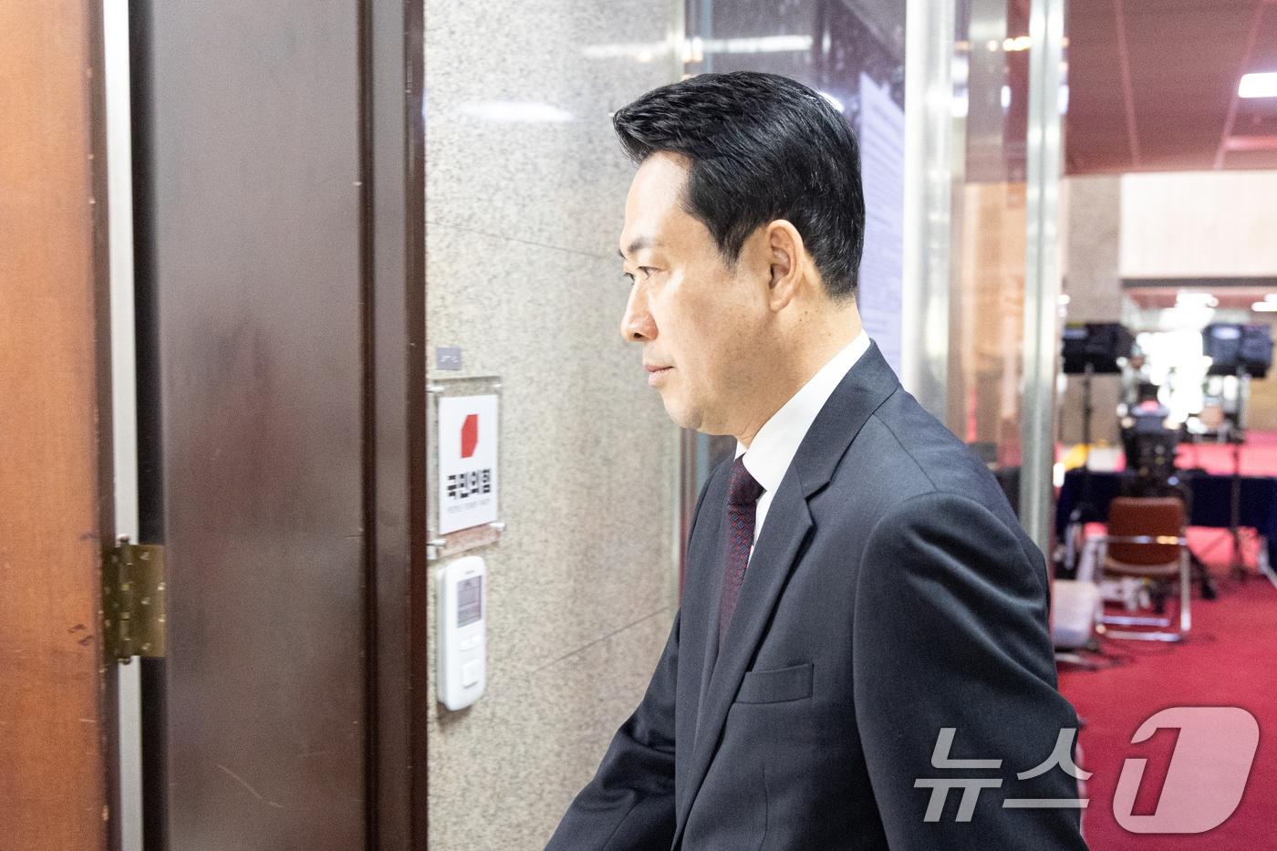 본문 이미지 - 장동혁 국민의힘 대표가 8일 서울 여의도 국회 당대표실로 향하고 있다. 2026.4.8 ⓒ 뉴스1 이승배 기자