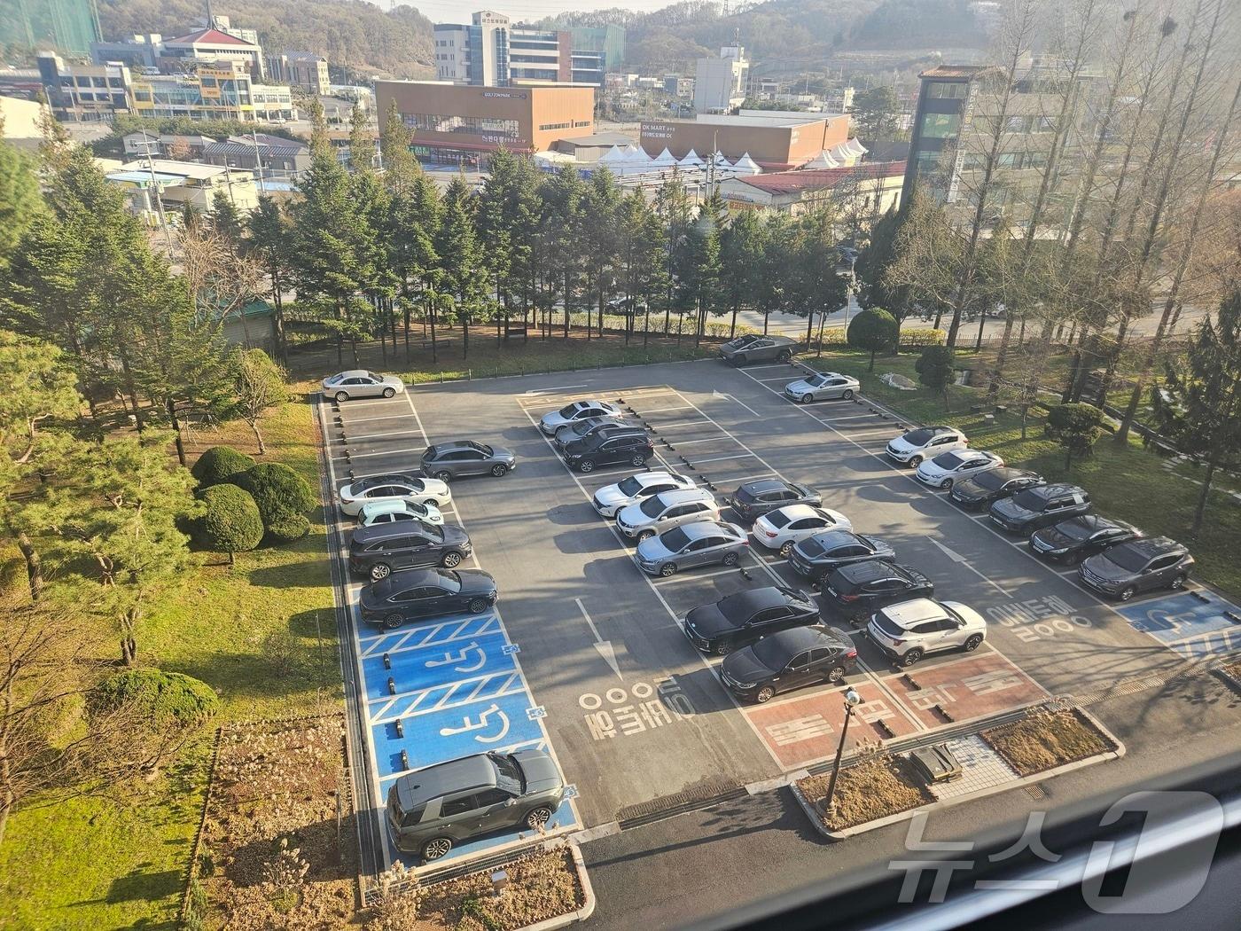 본문 이미지 - 공공기관차량 2부제 시행 첫날 충주시청 후정주차장. ⓒ 뉴스1 윤원진 기자