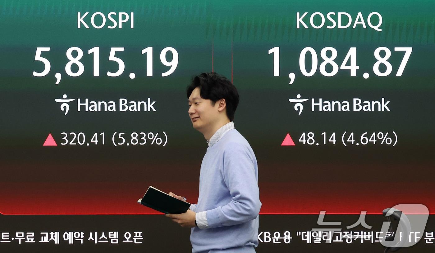 본문 이미지 - 미국과 이란의 2주간 휴전에 매수 사이드카가 발동한 8일 오전 서울 중구 하나은행 본점 딜링룸에 개장 시황이 나오고 있다. 2026.4.8 ⓒ 뉴스1 김성진 기자