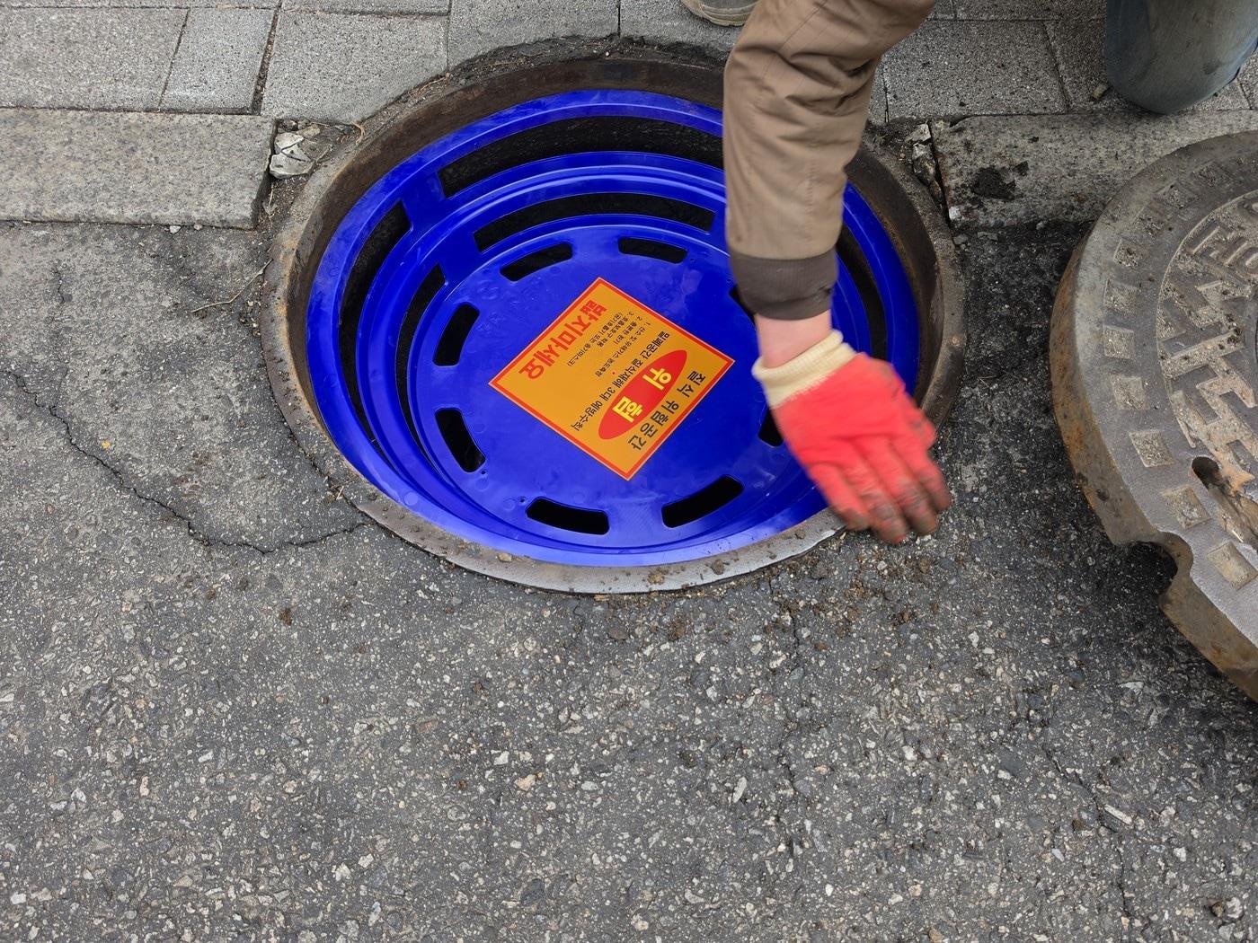 본문 이미지 - 맨홀 출입경고시설 설치후(서울시 제공)