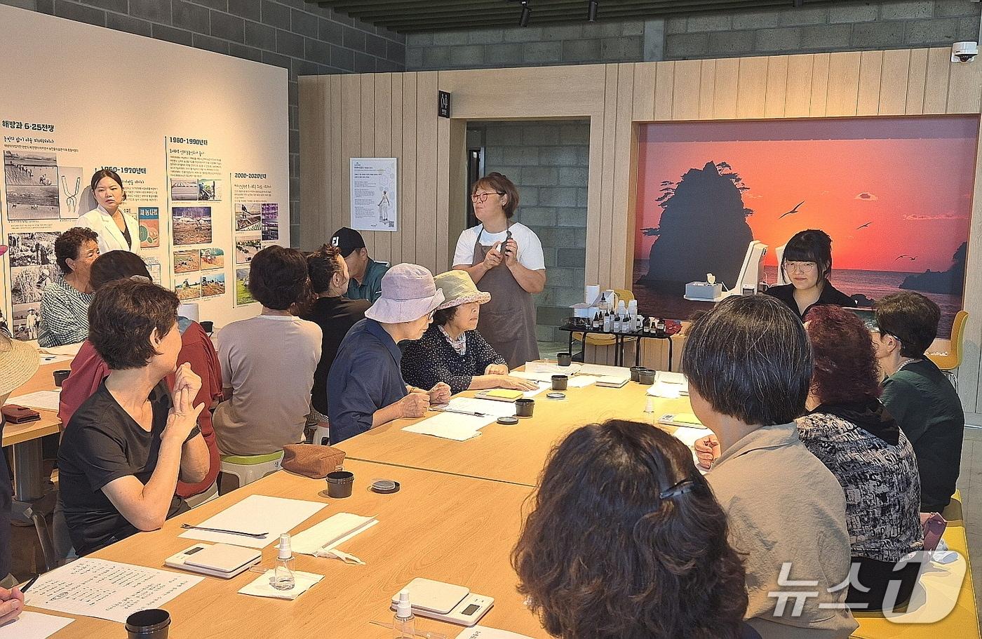 본문 이미지 - 놀샘터농장에서 치유프로그램을 진행하고 있는 모습(태안군 제공. 재판매 및 DB금지)2026.4.8/뉴스1