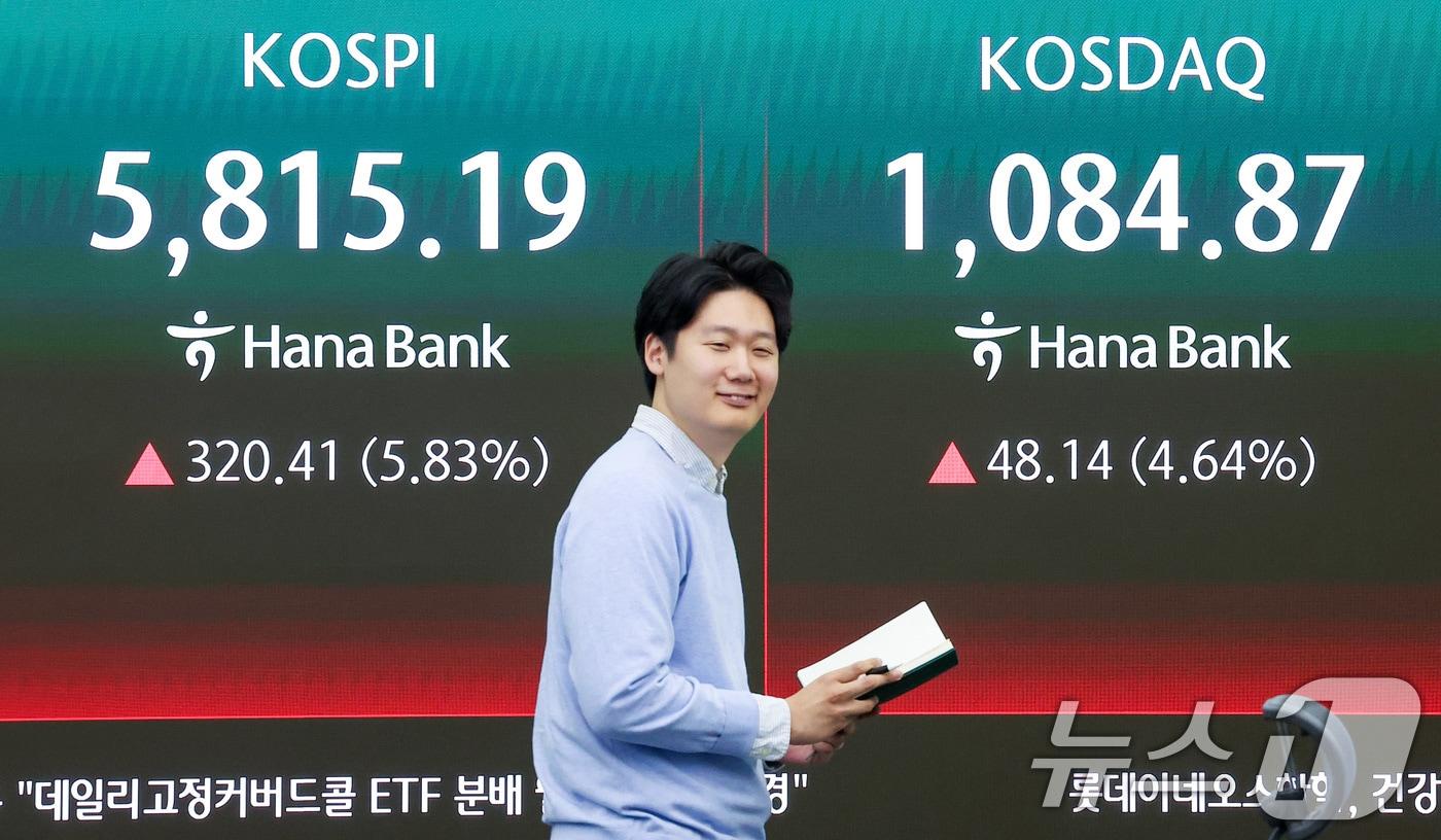 본문 이미지 - 미국과 이란의 2주간 휴전에 매수 사이드카가 발동한 8일 오전 서울 중구 하나은행 본점 딜링룸에 개장 시황이 나오고 있다. 이날 코스피는 8일 오전 9시 5분 코스피는 전일 종가와 비교해 317.48포인트(5.78%) 상승한 5812.26, 코스닥은 전일 대비 40.37포인트(3.89%) 상승한 1077.10으로 개장했다. 2026.4.8 ⓒ 뉴스1 김성진 기자