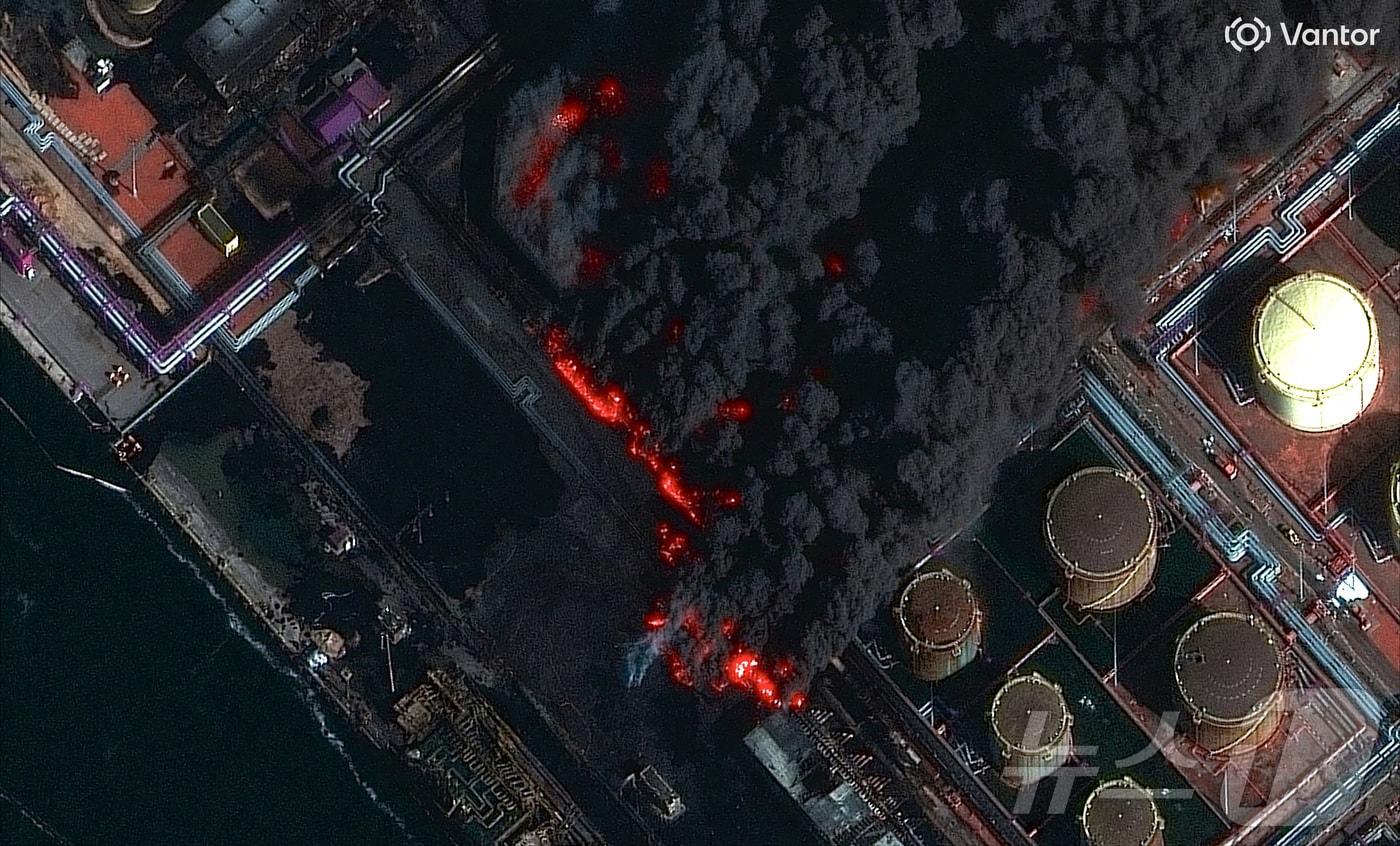 본문 이미지 - 27일(현지시간) 러시아 레닌그라드 주 우스트루가에서 우크라이나의 공격 이후 러시아 발트해 항구 도시 우스트루가에서 연기가 피어오르는 모습 2026.03.27. ⓒ 로이터=뉴스1