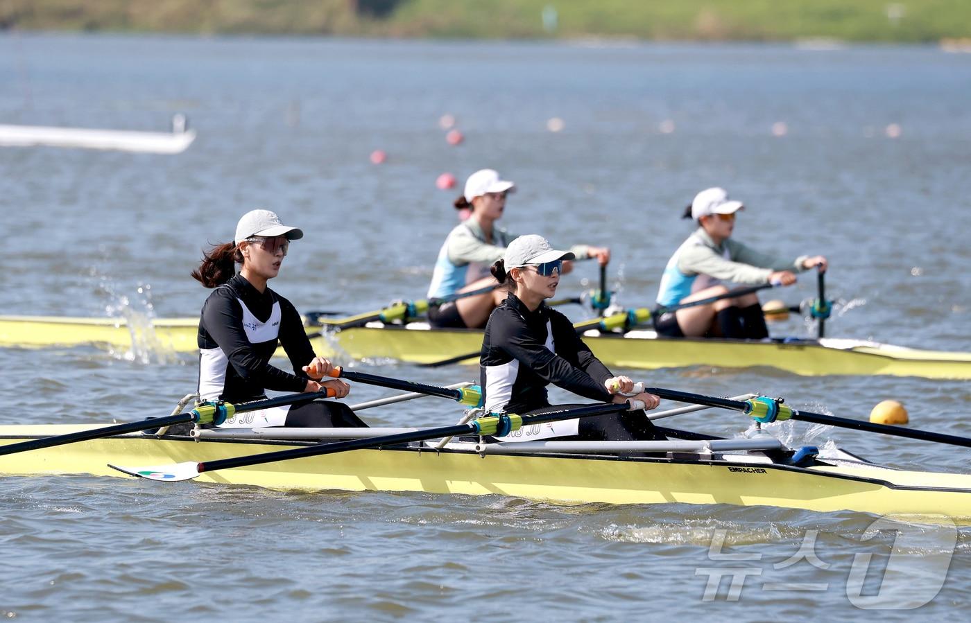본문 이미지 - 15회 충주 탄금호배 전국조정대회를 앞두고 참가 선수들이 탄금호국제조정경기장에서 힘차게 노를 젓고 있다. (충주시 제공. 재판매 및 DB금지) 