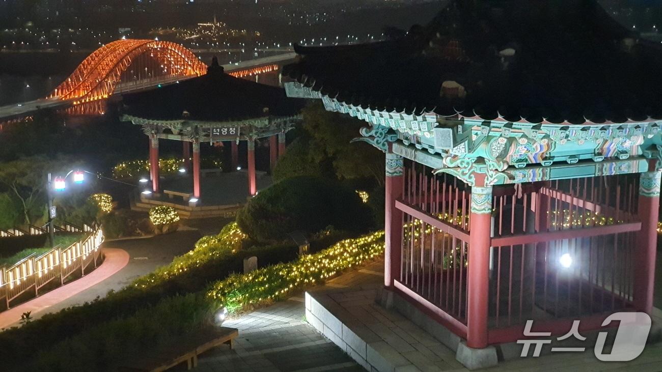 본문 이미지 - 지난달부터 야간 개장이 진행중인 고양시 행주산성의 정상에서 바라본 한강과 행주대교. (고양시 제공, 재판매 및 DB금지)