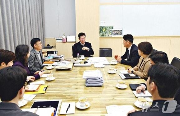 본문 이미지 - 원강수 강원 원주시장이 지난 6일 시청에서 한국철도공사 강원본부 관계자들과 만나 동화역 유휴 철도부지에 화물차 임시주차장을 조성하기 위한 협의에 나섰다. (원주시 제공. 재판매 및 DB금지) 2026.4.8/뉴스1