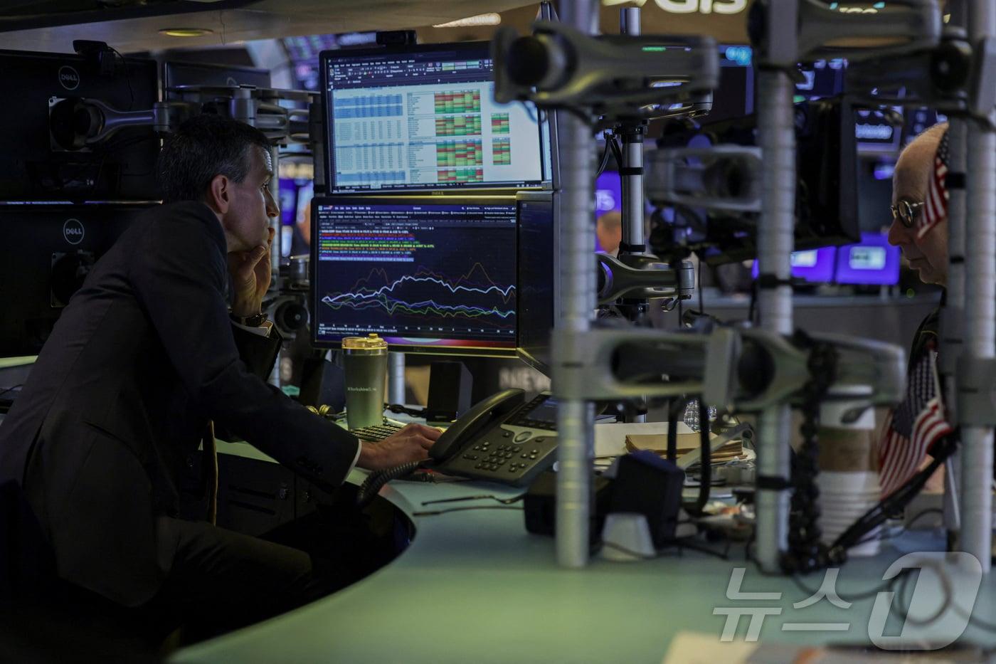 본문 이미지 - 뉴욕증권거래소에서 한 트레이더가 근무하고 있다. 2026.4.2 ⓒ 로이터=뉴스1