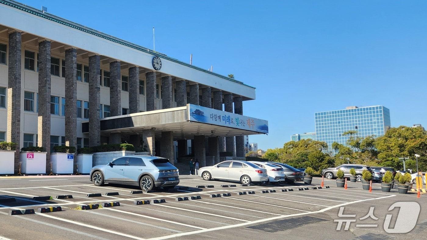 본문 이미지 -  공공기관 차량 홀짝제 시행 첫날인 8일 제주도청 부설주차장 모습./뉴스1