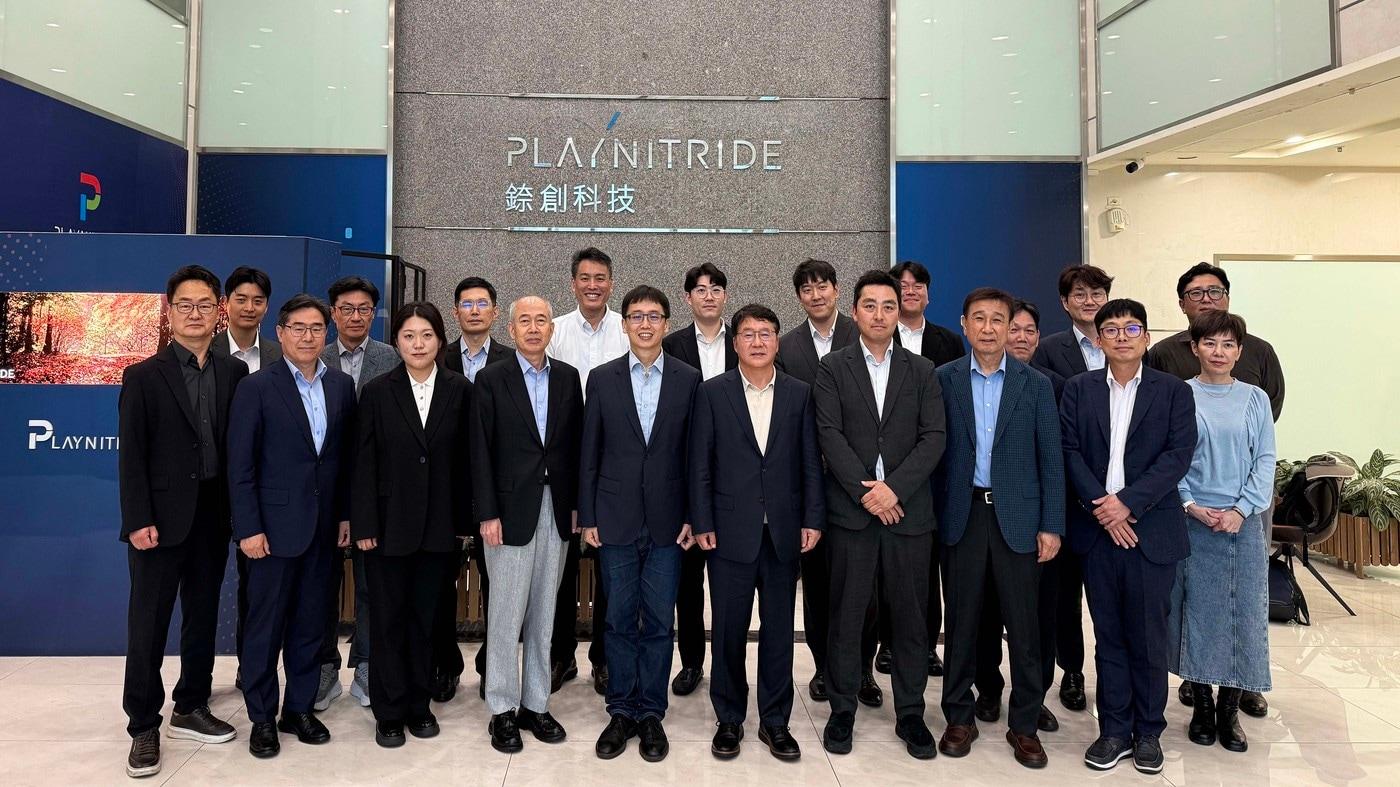 본문 이미지 - 한-대만 디스플레이 교류협력단이 대만 Micro LED 칩(Chip) 제조업체인 PlayNitride 먀오리 공장을 방문해 기술 교류 및 협력 방안을 논의했다. 앞줄 왼쪽 네번째부터 협회 내 글로벌협력분과위원회 위원장 황철주 회장(주성엔지니어링), PlayNitride Jovi Lin GM, 이승우 한국디스플레이산업협회 부회장.(한국디스플레이산업협회제공)