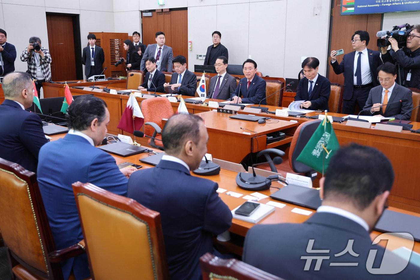 본문 이미지 - 김석기 외교통일위원회 위원장이 8일 서울 여의도 국회에서 원유 수급 문제 논의를 위해 중동 7개국 주한대사들과 면담을 하고 있다. 2026.4.8 ⓒ 뉴스1 신웅수 기자
