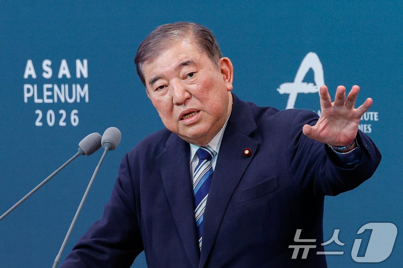 본문 이미지 - 이시바 시게루 전 일본 총리가 8일 오전 서울 용산구 그랜드 하얏트에서 아산 플래넘(Asan Plenum) 2026 개회식 기조연설을 마친 뒤 참석자 질문에 답하고 있다 ⓒ 뉴스1 안은나 기자