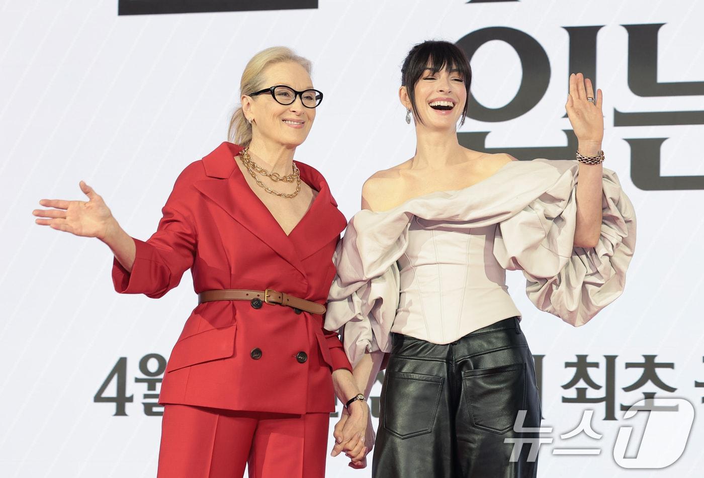 본문 이미지 - 배우 메릴 스트립과 앤 해서웨이(오른쪽)가 8일 서울 종로구 포시즌스 호텔 서울에서 열린 영화 '악마는 프라다를 입는다 2'(감독 데이빗 프랭클) 내한 기자간담회에서 포즈를 취하고 있다. ‘악마는 프라다를 입는다 2’는 전설적인 패션 매거진 런웨이의 편집장 미란다(메릴 스트립 분)와 20년 만에 기획 에디터로 돌아온 앤디(앤 해서웨이 분)가 럭셔리 브랜드의 임원이 된 에밀리(에밀리 블런트 분)와 재회하고, 완전히 달라진 미디어 환경 속에서 다시 한 번 패션계의 주도권을 잡기 위해 모든 커리어를 거는 이야기다. 2026.4.8 ⓒ 뉴스1 권현진 기자