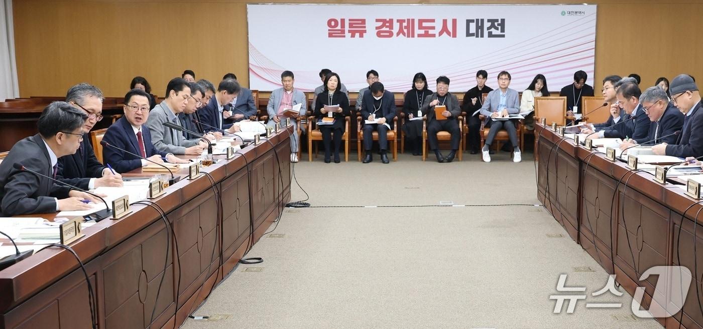 본문 이미지 - 대전시는 8일 이장우 시장 주재로 2027년 국비 발굴 최종보고회를 가졌다. (시 제공) / 뉴스1