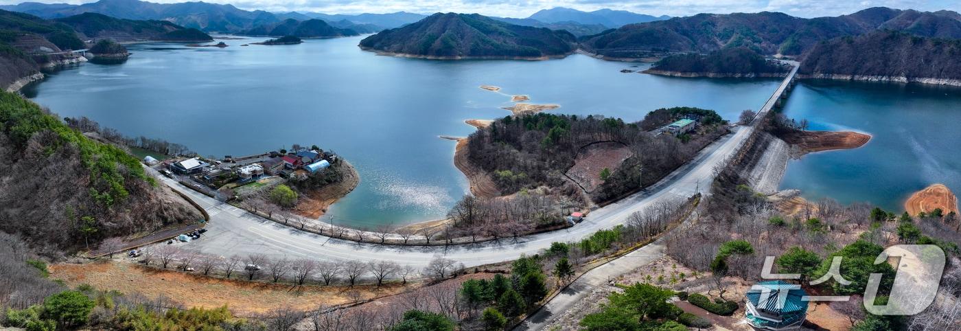 본문 이미지 - 용담댐 건설 이후 20년 넘게 개발 규제로 묶여 있던 수변구역의 일부 규제가 마침내 풀렸다.(진안군제공, 재판매 및 DB금지)2026.4.8/뉴스1