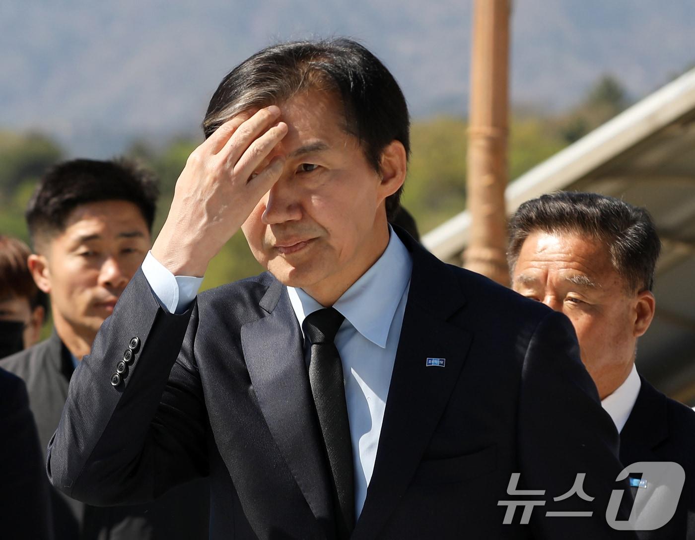 본문 이미지 - 조국 조국혁신당 대표가 8일 경남 창원 마산회원구 국립3·15민주묘지를 참배한 후 이동하고 있다. 2026.4.8 ⓒ 뉴스1 윤일지 기자