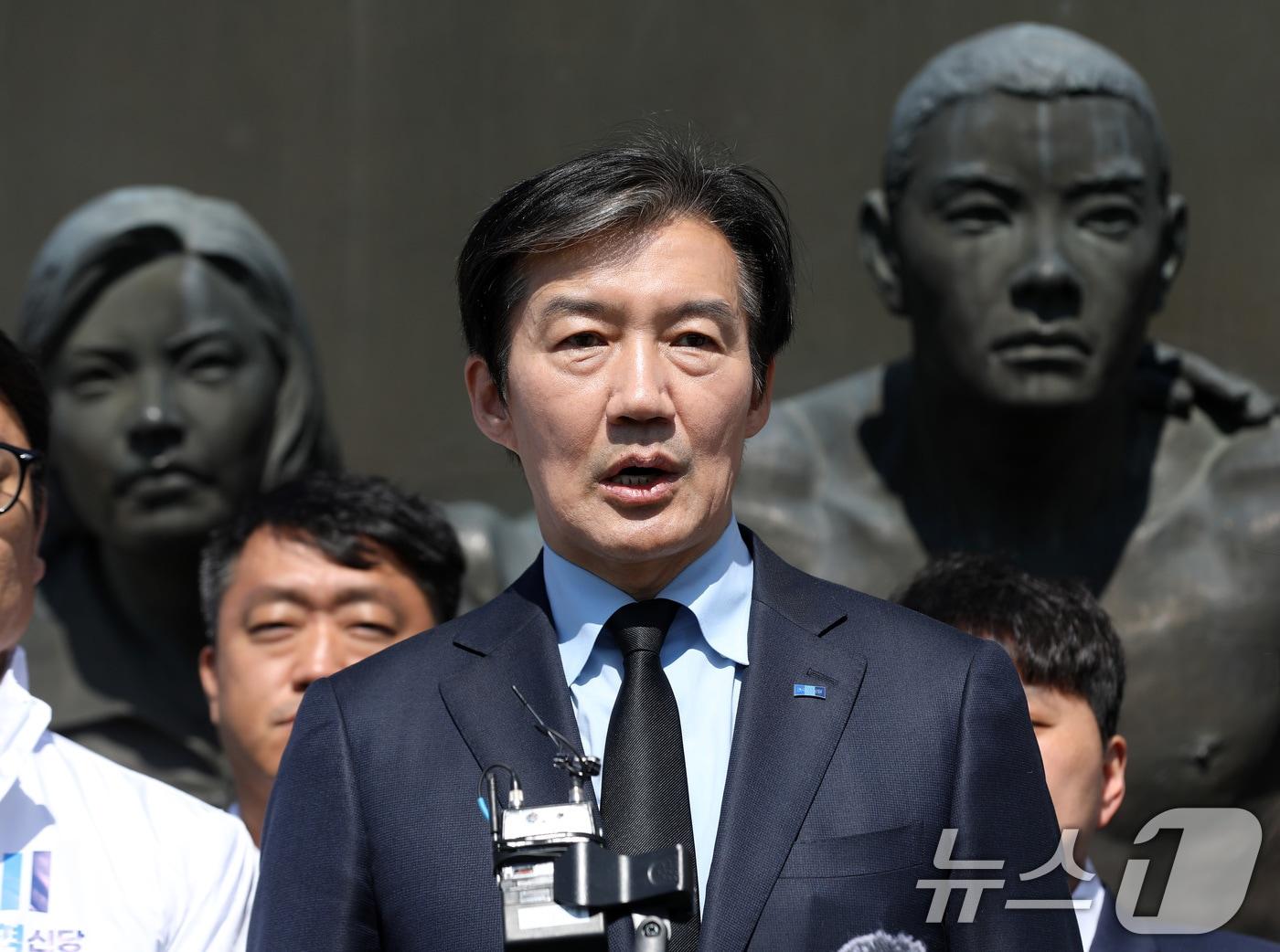 본문 이미지 - 조국 조국혁신당 대표가 지난 8일 경남 창원 마산회원구 국립3·15민주묘지를 참배한 후 취재진 질문에 답하고 있다. 2026.4.8 ⓒ 뉴스1 윤일지 기자
