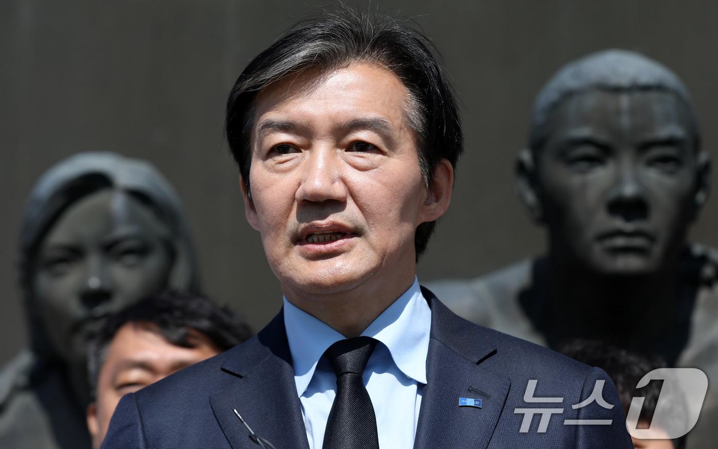 본문 이미지 - 조국 조국혁신당 대표가 8일 경남 창원 마산회원구 국립3·15민주묘지를 참배한 후 취재진 질문에 답하고 있다. 2026.4.8 ⓒ 뉴스1 윤일지 기자