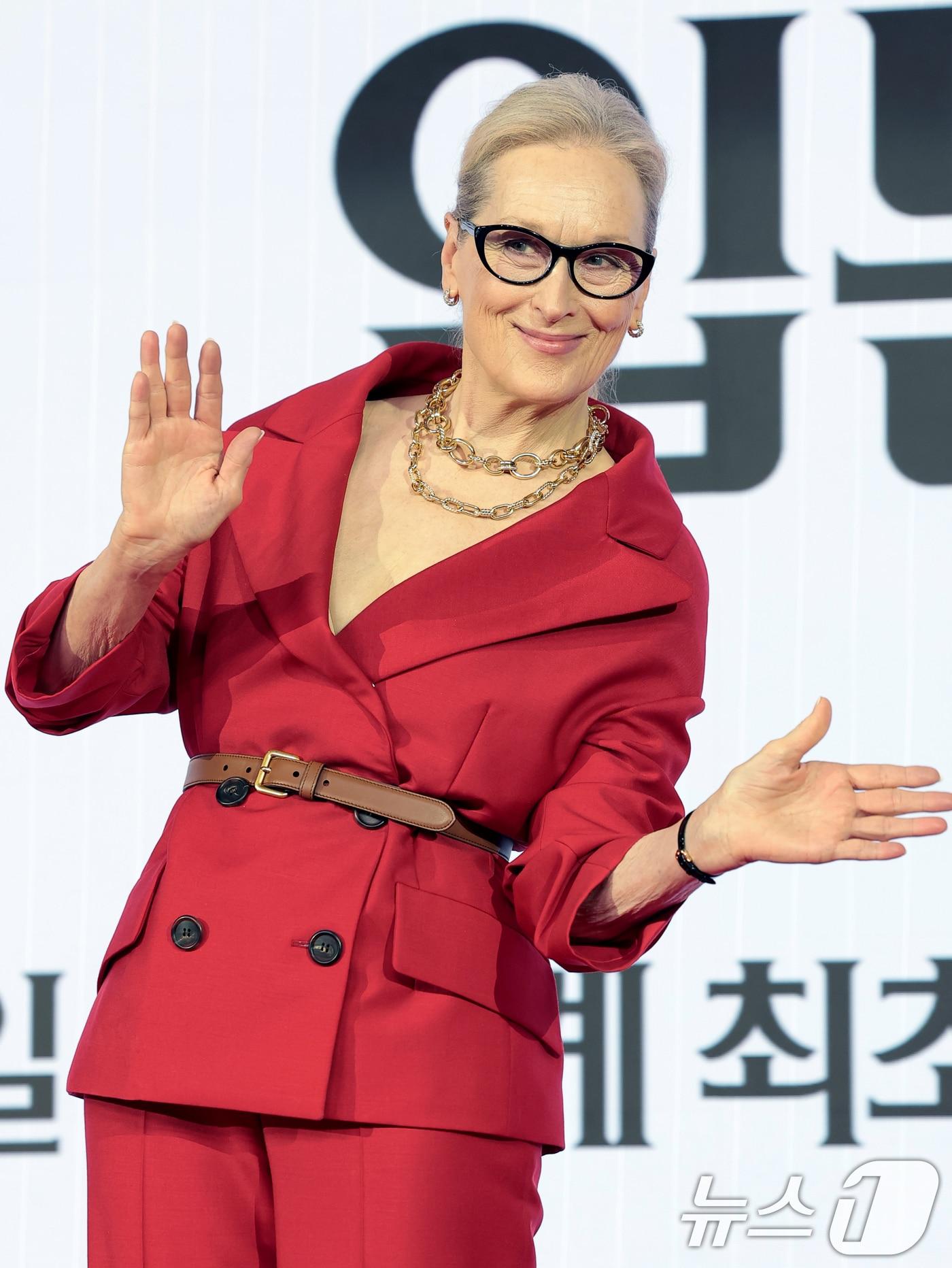 본문 이미지 - 배우 메릴 스트립이 8일 서울 종로구 포시즌스 호텔 서울에서 열린 영화 '악마는 프라다를 입는다 2'(감독 데이빗 프랭클) 내한 기자간담회에서 포즈를 취하고 있다. ‘악마는 프라다를 입는다 2’는 전설적인 패션 매거진 런웨이의 편집장 미란다(메릴 스트립 분)와 20년 만에 기획 에디터로 돌아온 앤디(앤 해서웨이 분)가 럭셔리 브랜드의 임원이 된 에밀리(에밀리 블런트 분)와 재회하고, 완전히 달라진 미디어 환경 속에서 다시 한 번 패션계의 주도권을 잡기 위해 모든 커리어를 거는 이야기다. 2026.4.8 ⓒ 뉴스1 권현진 기자