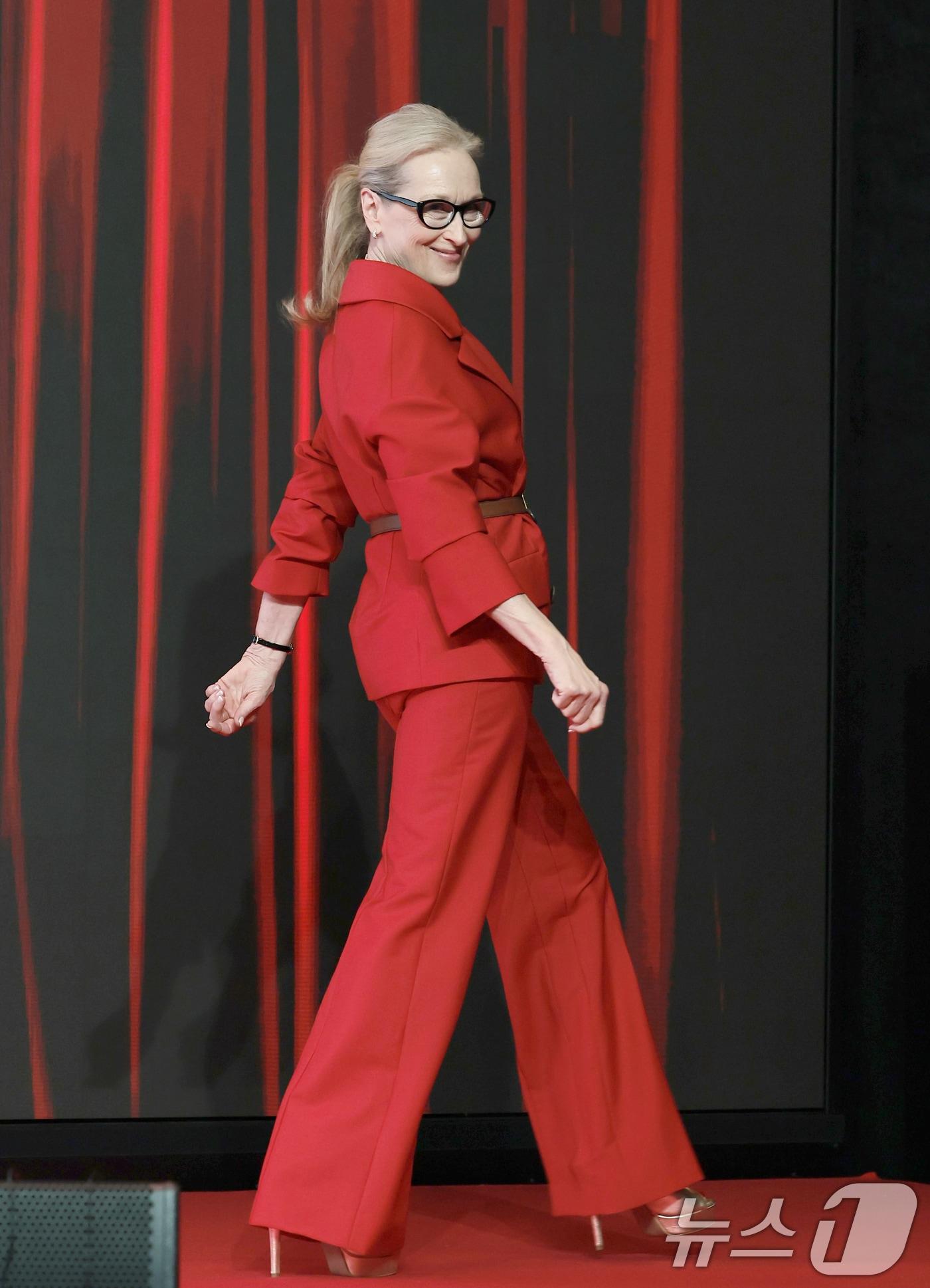 본문 이미지 - 배우 메릴 스트립이 8일 서울 종로구 포시즌스 호텔 서울에서 열린 영화 '악마는 프라다를 입는다 2'(감독 데이빗 프랭클) 내한 기자간담회에 참석하고 있다. ‘악마는 프라다를 입는다 2’는 전설적인 패션 매거진 런웨이의 편집장 미란다(메릴 스트립 분)와 20년 만에 기획 에디터로 돌아온 앤디(앤 해서웨이 분)가 럭셔리 브랜드의 임원이 된 에밀리(에밀리 블런트 분)와 재회하고, 완전히 달라진 미디어 환경 속에서 다시 한 번 패션계의 주도권을 잡기 위해 모든 커리어를 거는 이야기다. 2026.4.8 ⓒ 뉴스1 권현진 기자