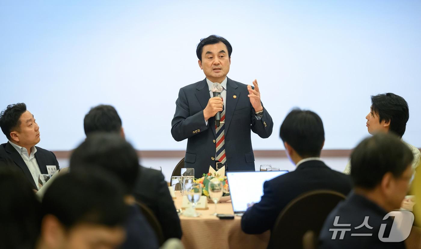 본문 이미지 - 안규백 국방부 장관이 7일 오후 서울 용산구 국방컨벤션에서 열린 출입기자단 간담회에서 인사말을 하고 있다. 2026.4.7./ⓒ 뉴스1(국방부 제공)